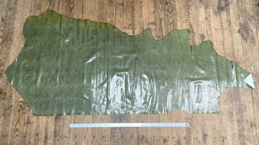 Demi-peau de cuir de vache grain façon crocodile vernis vert olive - Cuir en stock
