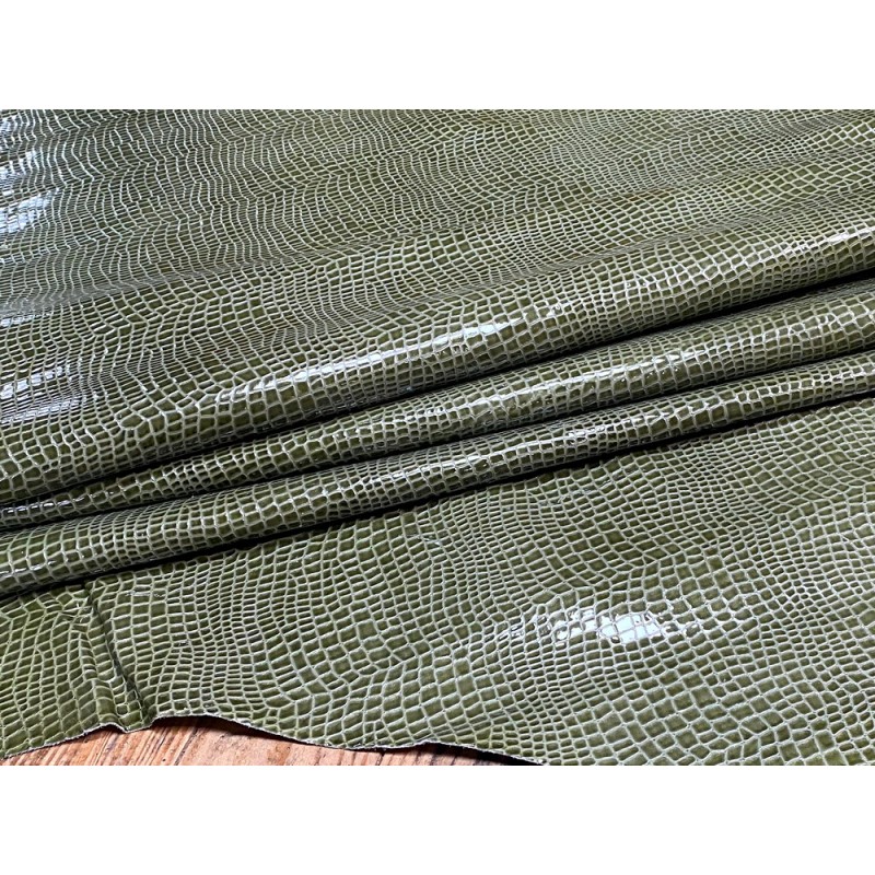 Demi-peau de cuir de vache grain façon crocodile vernis vert olive - Cuir en Stock