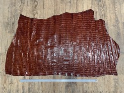 Demi-peau de cuir de vache grain façon crocodile vernis brun châtaigne - cuir en stock