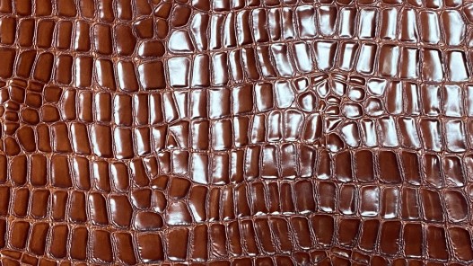 Demi-peau de cuir de vache grain façon crocodile vernis brun châtaigne - Cuirenstock