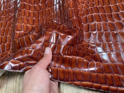 Demi-peau de cuir de vache grain façon crocodile vernis brun châtaigne - Cuir en stock