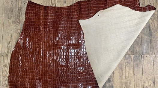 Demi-peau de cuir de vache grain façon crocodile vernis brun châtaigne - cuirenstock