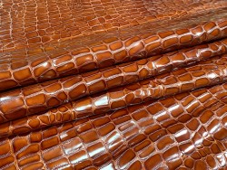 Demi-peau de cuir de vache grain façon crocodile vernis brun châtaigne - Cuir en Stock