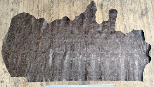 Demi-peau de cuir de veau façon crocodile brun mat - maroquinerie - Cuir en Stock