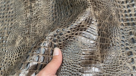 Demi-peau de cuir de veau façon crocodile brun mat - maroquinerie - Cuir en stock