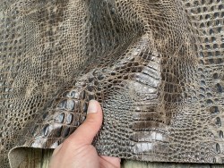 Demi-peau de cuir de veau façon crocodile brun mat - maroquinerie - Cuir en stock