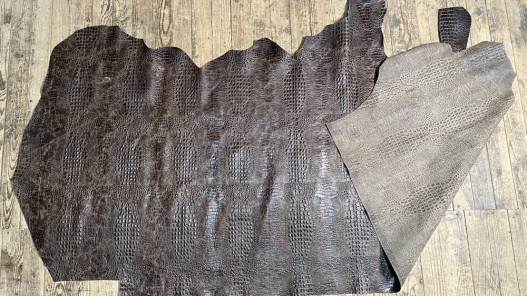 Demi-peau de cuir de veau façon crocodile brun mat - maroquinerie - cuir en stock