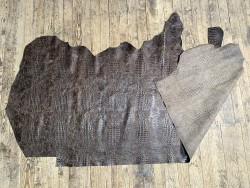 Demi-peau de cuir de veau façon crocodile brun mat - maroquinerie - cuir en stock