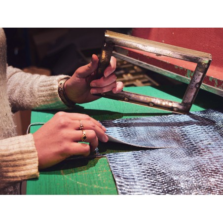 Découpe morceau de cuir à la presse - Atelier Cuir en Stock