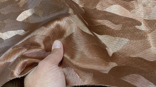 Demi peau de cuir de veau grain façon camouflage cuivre - maroquinerie - cuir en Stock