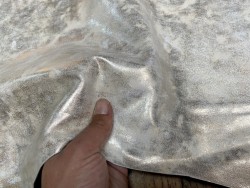 Peau de cuir de chèvre métallisé nuancé beige et or -  maroquinerie - Cuir en stock