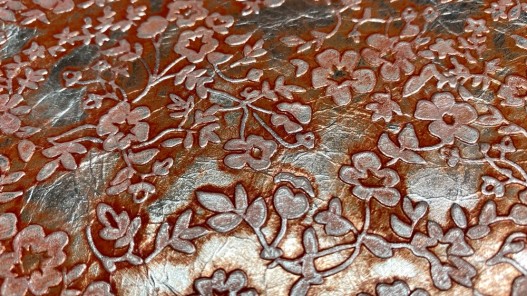 Demi peau de veau imprimé fleurs argent rosé - maroquinerie - Cuir en stock