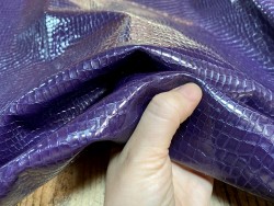 Demi-peau de cuir de vache grain façon crocodile vernis violet - Cuir en stock