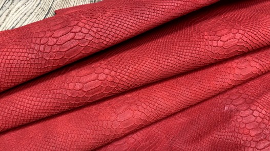 Peau de veau velours imprimé façon python rouge - maroquinerie - Cuir en Stock