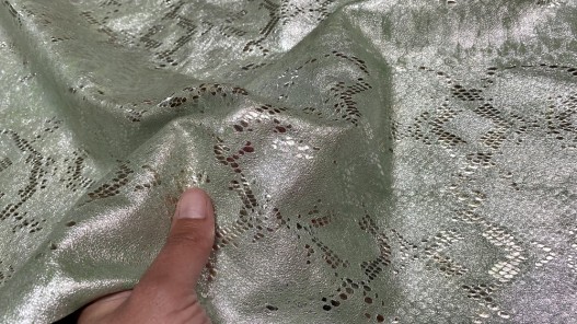Demi-peau de veau vert d'eau grain serpent métallisé - maroquinerie - Cuir en stock