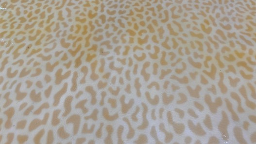 Demi-peau de cuir de vache grain façon léopard vernis jaune - cuirenstock