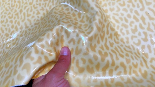 Demi-peau de cuir de vache grain façon léopard vernis jaune - Cuir en stock