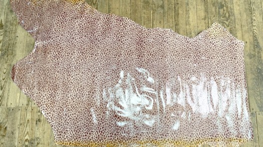 Demi-peau de cuir de veau motif façon léopard vernis rose - cuir en stock