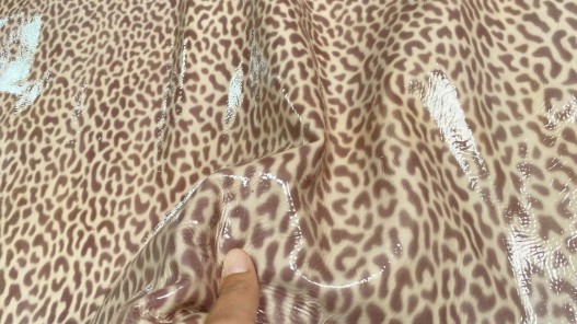 Demi-peau de cuir de veau motif façon léopard vernis rose - Cuir en stock