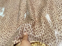 Demi-peau de cuir de veau motif façon léopard vernis rose - Cuir en stock