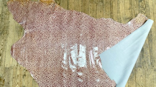 Demi-peau de cuir de veau motif façon léopard vernis rose - cuirenstock