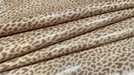 Demi-peau de cuir de veau motif façon léopard vernis rose - Cuir en Stock