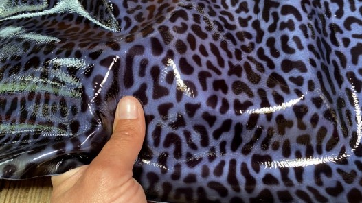 Demi-peau de cuir de veau motif façon léopard vernis bleu - Cuir en stock