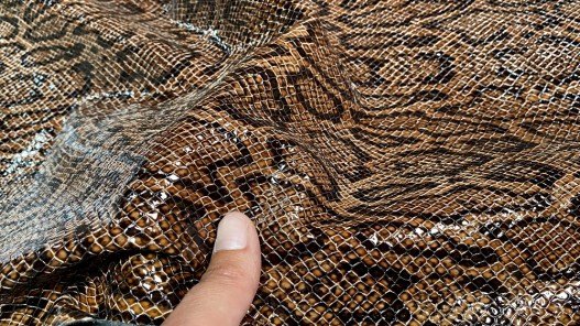 Demi peau de cuir de veau grain façon serpent brun - maroquinerie - Cuir en stock