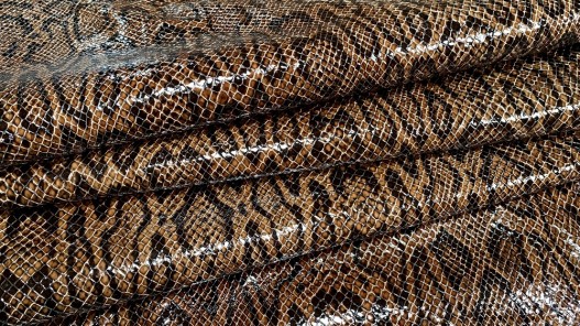 Demi peau de cuir de veau grain façon serpent brun - maroquinerie - Cuir en Stock