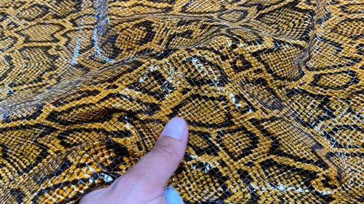 Demi peau de cuir de veau grain façon serpent fauve - maroquinerie - Cuir en stock