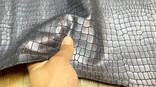 Demi peau de cuir de vachette grain façon crocodile - bleu nacré - maroquinerie - ameublement - Cuir en stock