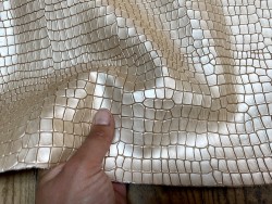 Demi peau de cuir de vachette grain façon crocodile - pêche nacré - maroquinerie - ameublement - cuir en stock