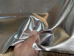Peau de cuir d'agneau métallisé silver effet miroir -  maroquinerie - Cuir en stock