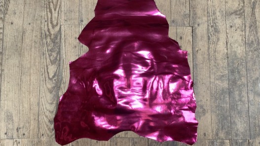 Peau de cuir de chèvre métallisé effet miroir rose fuchsia -  maroquinerie - cuir en stock