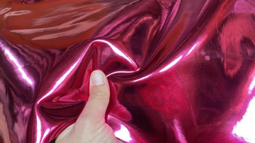Peau de cuir de chèvre métallisé effet miroir rose fuchsia -  maroquinerie - Cuir en stock