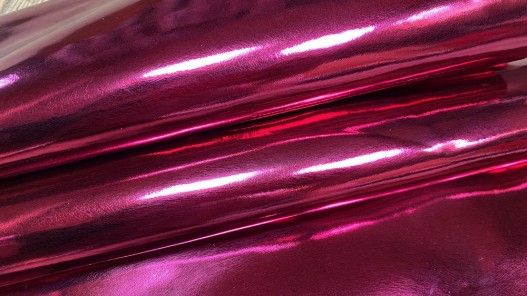 Peau de cuir de chèvre métallisé effet miroir rose fuchsia -  maroquinerie - Cuir en Stock