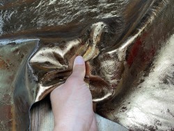 Peau de cuir de veau métallisé nuancé bronze - maroquinerie - Cuir en stock