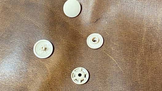 Bouton pression - beige - maroquinerie accessoire qualité professionnelle - cuir en stock