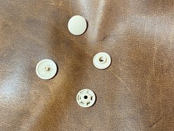 Bouton pression - beige - maroquinerie accessoire qualité professionnelle - cuir en stock