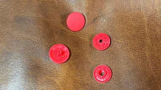 Bouton pression - rouge - maroquinerie accessoire qualité professionnelle - cuir en stock