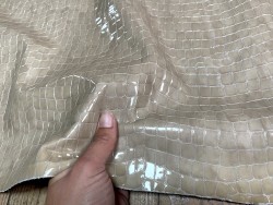 Demi-peau de cuir de vache grain façon crocodile vernis beige sable - Cuir en stock