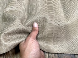 Demi-peau de cuir de veau grain serpent beige sable - maroquinerie - cuir en stock