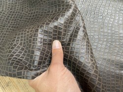Demi-peau de cuir de veau façon crocodile brun vieilli - maroquinerie - Cuir en stock