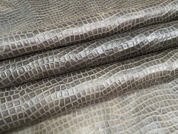 Demi-peau de cuir de veau façon crocodile brun vieilli - maroquinerie - Cuirenstock