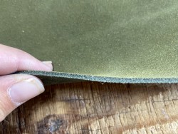 Morceau de double croupon velours vert kaki - maroquinerie - ceinture - cuir en stock