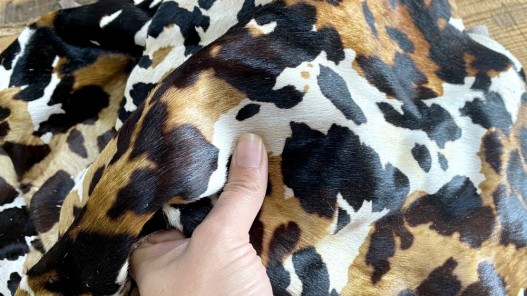 Chutes de cuir de vache poil tacheté - maroquinerie - Cuir en stock