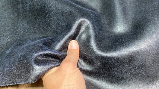Peau de veau velours effet vieilli sur fond bleu - touché doux - maroquinerie - vêtement - Cuir en stock