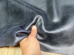 Peau de veau velours effet vieilli sur fond bleu - touché doux - maroquinerie - vêtement - Cuir en stock