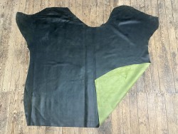Peau de veau velours effet vieilli sur fond vert - touché doux - maroquinerie - vêtement - Cuir en Stock