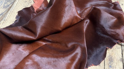 Peau de veau en poil brun acajou - maroquinerie - cuir en stock